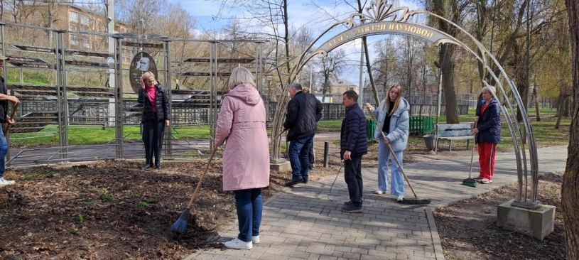 Сотрудники БУ ДО ОО «СШОР №1» дружно вышли на субботник